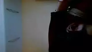 واحد في مطعم على الشاطيء وخلف الستار رجل يدع الذي في المؤخره