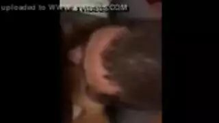 رجل نحيل يأخذ قضيبًا أبيضًا صلبًا إلى حلقه