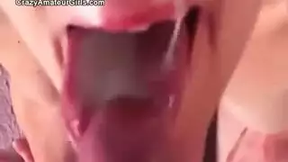 عاهرة ناضجة يائسة تمص القضيب وتُغطى بالسائل المنوي