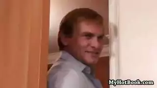 الابنة الزوجية تركع لتأخذ قضيب زوج الأم في حلقها