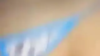 عاهرة خاضعة تُهيمن عليها قضيب كبير