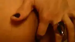 الفتاة السمراء تلمس مهبلها الضيق المبلل وتلعب بثدييها الصغيرين