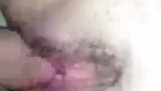الفتاة الممتلئة تستسلم للدفعات القوية وتئن