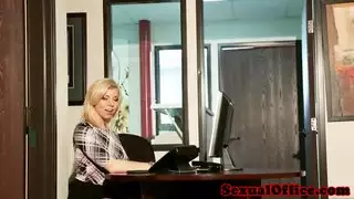 هوس جنسي فموي: عامل يلعق كس السيدة الأولى المبلول