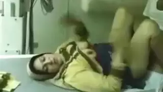 أم عربية تأخذ حمولات متعددة في فيلم إباحي