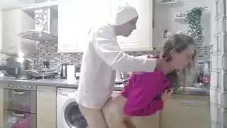 متحمسة للركوع وخدمة ذلك القضيب الإباحي الضخم