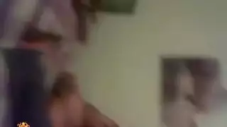 زوج متجسس يصنع فيلماً إباحياً لزوجته المحجبة النائمة ويلعب بثدييها