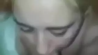 الصديقة العاهرة تنزل على قضيبه النابض