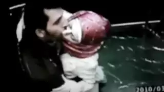 لقاء في المصعد: مص قضيبه والضرب بقوة