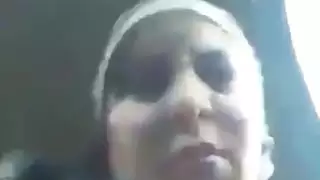 قحبة جزائرية تصور نفسها تتناك من شيباني في السيارة