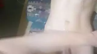 عربية تلعق وتمص وتركب قضيباً كبيراً