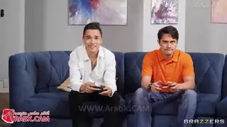 أمي تضع أوضاعًا لجلسة تصوير صريحة إباحي قوي