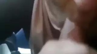 زوجة محجبة تبلع الزب في السيارة حتى تملأ حلقها بالمني