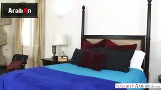 مهبل ريان كونر الضيق يُضرب بقوة في جنس صريح