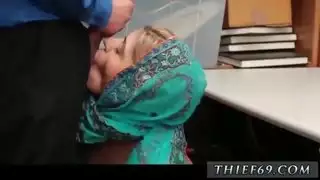 أول شرج لفتاة محجبة: ثلاثي في تاكسي مزيف مع شرطي مثار