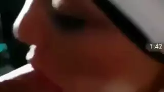ملكة محجبة تمص قضيبًا مختونًا بدون يديها