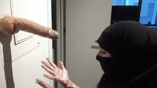 مص قضيب إباحي قاسي: عربية ممتلئة تأخذ قضيب وحش غير مختون