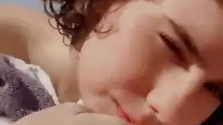 التقاط عام على الشاطئ ينتهي بقذف داخلي في الرمال