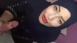 فتاة محجبة تنزل لقضاء مص عميق للحلق