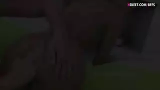 أثداء ومؤخرات منقوعة بالزيت: جنس سحاقي صريح بجانب المسبح