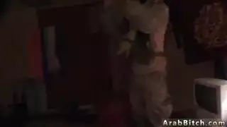 فتاة عربية محلية تشارك في مشهد إباحي صريح