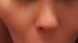 أخصائية البلع العميق تحلب الزب ثم تمارس الجنس بعنف