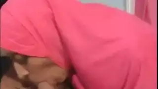 عاهرة عربية محجبة تشارك في فعل جنسي جماعي صريح
