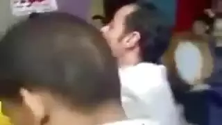 هزات جماعية صارخة: رجلان يدمران فتحتها الضيقة