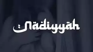 زوجة عربية حامل ساخنة تعرض ثدييها الضخمين وعانتها المشعرة على الكاميرا