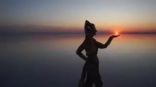 مشي مؤخرة الفتاة المصرية المغناطيسي في المدينة