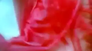 وحيدة في المنزل ومثارة، تقدم محتوى بورن صريح بقماش أحمر شفاف