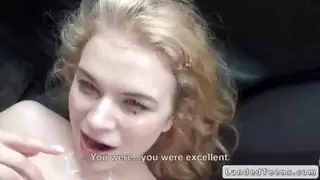 اللسان لطيف في سن المراهقة في السيارة بينما صديقها بعيدًا