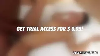 الفتى الشاب دينيس سكاي يرضي رجلاً عجوزاً مثاراً