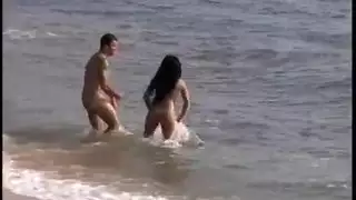لعق الرمال عن فرج شابة سمراء مبلل على شاطئ ساخن