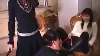 قطار القضبان السوداء الكبيرة يجري على طالبات إثيوبيات