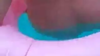 زوجة مثيرة في الكعب العالي تُملأ وتُدخل بقوة في كسها المشعر