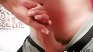 الرئيس يمارس الجنس مع مساعدته المستسلمة كدمية في مشهد مكتبي إباحي