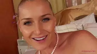 تلك المؤخرة جميلة جدًا ولا بدّ من دفعها بعمق