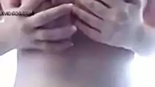 بنت مراهقة عربية تعرض جسمها الحليب وبزازها اللوز على سكايبي