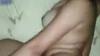 فتاة مُعدِمة تمارس الجنس مع نفسها بعمق باستخدام دسار بالٍ