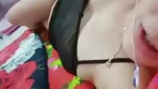 جميلة نحيلة تحصل على مهبلها المحلوق منهوش في المقعد الخلفي