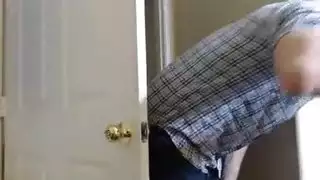 كس وردي ضيق يأخذ قضيب عنيف