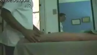 الضرب بالعصا على الطيز