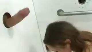 رجل أفريقي بمؤخرة كبيرة يعطيها القضيب وعرضًا
