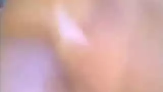 قضيب صلب كالصخر يضرب فتحة غنية بالسوائل