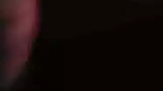 يتعاطة المخدرات ويشم الكوك على جسدها