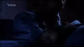 تغريه و تشعل شهوته