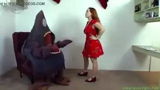 فتاة غريبة الواجهة