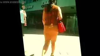 تنورة مرفوعة من أجل فرج حلو ومجعد