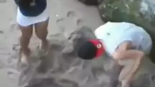 نيك ابنته خلف الأم